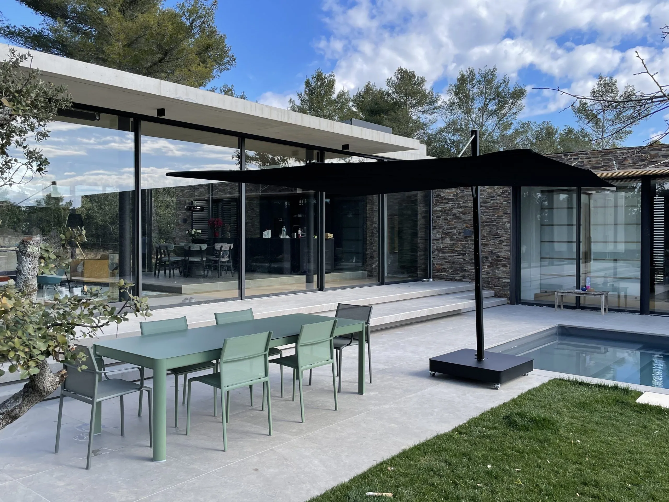 Versa UX Cantilever Umbrella